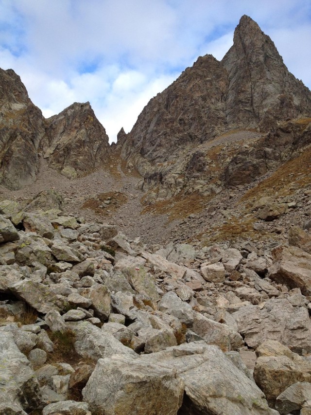 pas du mont colomb au centre, le petit gendarme caractéristique puis la belle ogive du cayre colomb (2702 m) parcouru par une belle voie d'escalade en son centre dite voie Dufour